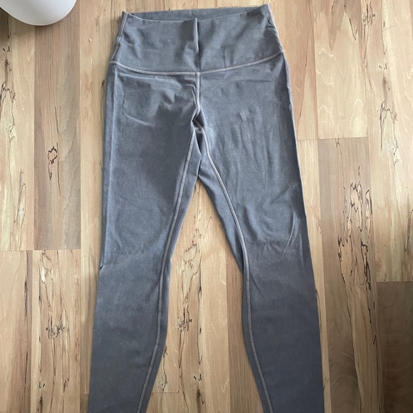 LULULEMON LEGGINGS! Size 8 but fit like a 6… barely worn in GREAT condition - Picture 2 of 2